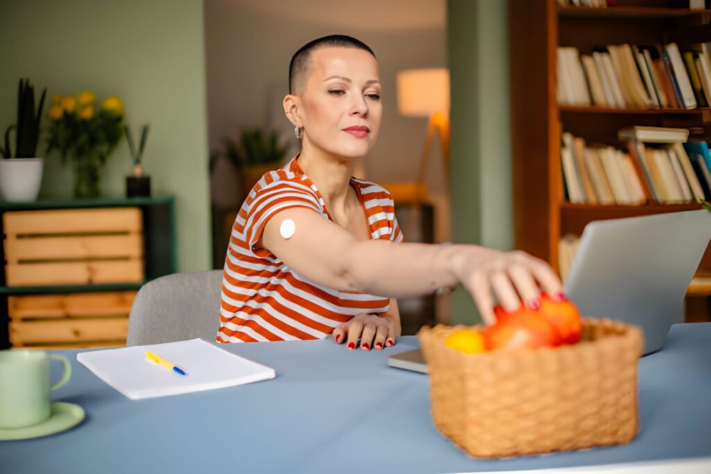 woman managing type 1 diabetes while enjoying a healthy meal